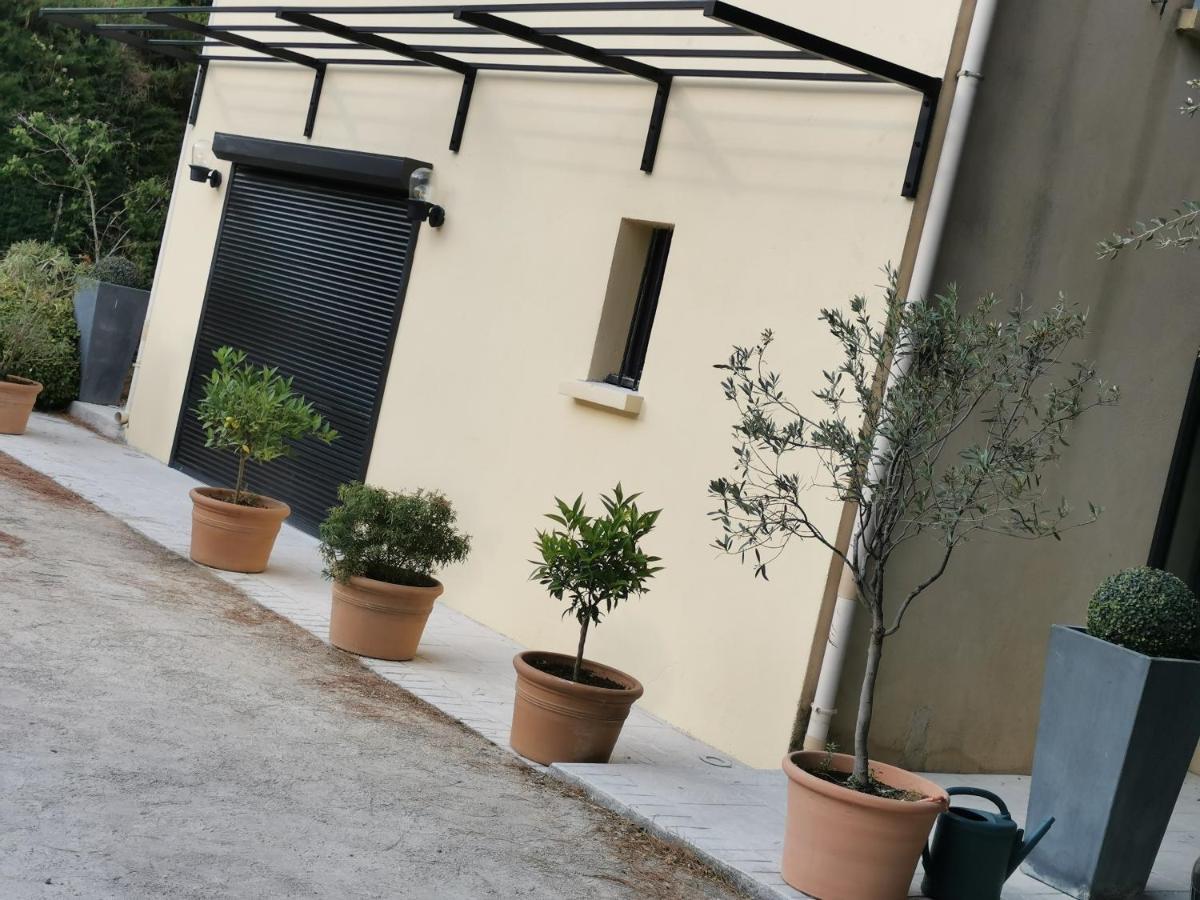 2 Avec Piscine Apartment