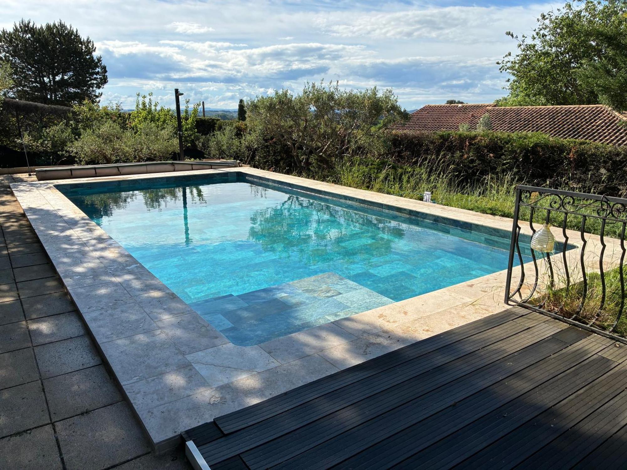 2 Avec Piscine Apartment